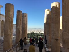 アクロポリスの丘から前門 (プロピュライア)を見ると、
太い石柱が６本見えます。
パルテノン神殿の石柱には及びませんが良く残っているもんですね。
アテナ ニケ神殿がその左後ろに見えています。
イオニア式の柱が美しい神殿です。
柱は来るときに前門の右に少し見えました。