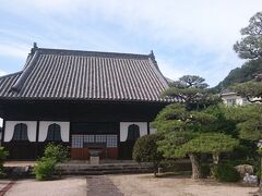 備中高梁駅から徒歩20ほど歩いた場所に頼久寺がある。素晴らしい庭園を見るには入園料を支払う必要があるが、払うだけの価値は十分ある。軒先に座り庭園を眺めていると、時の流れが緩やかになったのではないかと錯覚を起こしてしまう。