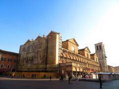 サン・ジョルジョ大聖堂
Cattedrale di Ferrara
ちょっと待て!!肝心の正面に足場が架かっている。
一応、足場の表面に大聖堂の外観が描かれているけど
そんなん、張りぼてやないか!!!　金返せ！！！