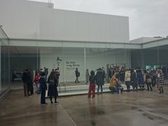 続いてバスで金沢21世紀美術館へ移動。
驚くほど人が多く、入場券の購入に30分かかりました。
ここは荷物を預けないといけなく写真もとれません。