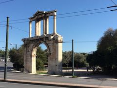 大通り沿いにはゼウス神殿への門のアドリアノス門が見えました。