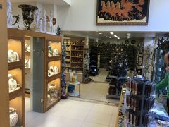 アクアポリスの丘から降りてきてディオニシウ アレオパキトゥ通りに戻ってきた。
路地に入るとイリアス・ララウニス宝石博物館 がありました。