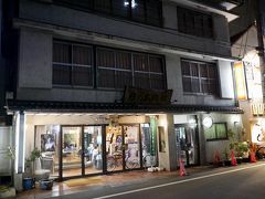 日の出旅館は創業約百年、昭和4年に建てられた今では珍しい木造3階建旅館です。