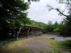 ざっと一回りしたので、宇治橋まで戻ってきました。
橋下から五十鈴川と宇治橋を眺めます。