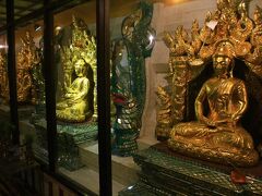 回廊に並ぶ金の仏像は手に壷を抱えている。