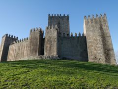 ギマランイス城。初代国王アルフォンソI世が生まれた場所とされています。
見るからに古い城塞ですが、築1100年ですって！

ポルトガル人の中では、経済の中心のリスボン、学術の中心であるコインブラ、そして初代国王生誕の古都ギマランイスの３つの都市のどこが首都にふさわしいかという議論があるそうで、ギマランイスは、前者とは比較にならないほど小さいながらも、ポルトガル人にとって重要な街なのだそうです。