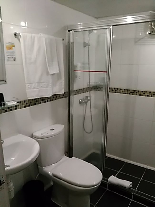 お風呂もトイレとの間に仕切りがあります。