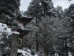 2日目は永平寺へ。雪の中の永平寺。白黒フィルムみたいなコントラストの世界。