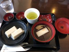 永平寺御用達の胡麻豆腐専門店。團助
その場で作りたての胡麻豆腐を食べさせてくれる「生胡麻豆腐」初めて食べました。
生くずもちみたいなトロっとしてもちっとした不思議な食感でした。
食べ方も味噌をつけて食べるのと。ぜんざいに入れるという意外な食べ方。
ぜんざいも美味しかったですね。