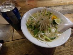 おなかが空いたので帰り際にNoodle Boxへ。だいぶ辛かったです。もやしを立てているラーメンを海外ではよく見る気がします。