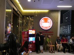 　11日の仕事の仕事終わりは、シーフード店に行きました。ソーンブーンというレストランのサイアム・スクエア・ワン店です。

　タイは7度目ですが、ちゃんとしたレストランに入るのは初めてです。軽い甲殻類アレルギーなのでシーフードは苦手なのですが…。