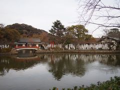 ぼたん庭園から源平池と白旗神社を眺めてみる。