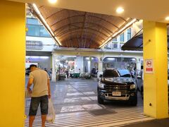 　12日の夕方は、タイ最大の花市場・パークローン市場を訪れました。
　チャオプラヤーエクスプレスのヨートピーマン（Yodpiman）船着き場からすぐです。