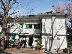 エリスマン邸　玄関に並ぶ人たち

最近、この中にある喫茶店で食べられる生プリンが人気なのでしょうか。
行列ができていました。

（この隣にあるべーリック・ホールはまだ工事中で休館でした。）