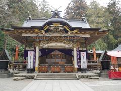 宝登山神社　本殿

火災盗難よけ、諸難よけの守護神だそうです。

日本武尊がミソギを済ませ山頂に向かう途中、突然の山火事に行く手を阻まれた時に山犬たちが突如現れ火を消し止め頂上まで案内した後山犬たちは姿を消したそうです。
山頂に神籬を設え、火の神火産霊神を祀り山の名を「火を止める山」と表し「火止山=ほどさん」と定めたそうです。