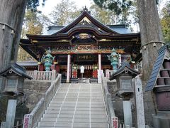 三峯神社　拝殿
http://www.mitsuminejinja.or.jp/

両側の大きな杉はご神木です。
とどめの階段。足の悪い方は大変ですね。

