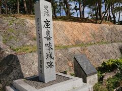 (10:30)
続いて、車で４０分ほどで、座喜味城跡（ざきみじょうあと）に到着しました。