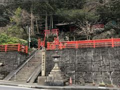 坂の中腹に関蝉丸神社があります。