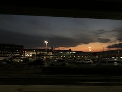 渋滞もなく伊丹到着。写真にはきれいに撮れなかったけれどターミナル越しの夕日が綺麗でした。