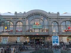 Dresden Hbf（ドレスデン中央駅）

Flix Busは中央駅の目の前に止まるので、駅の中のカフェで明るくなるまで時間を潰しました。