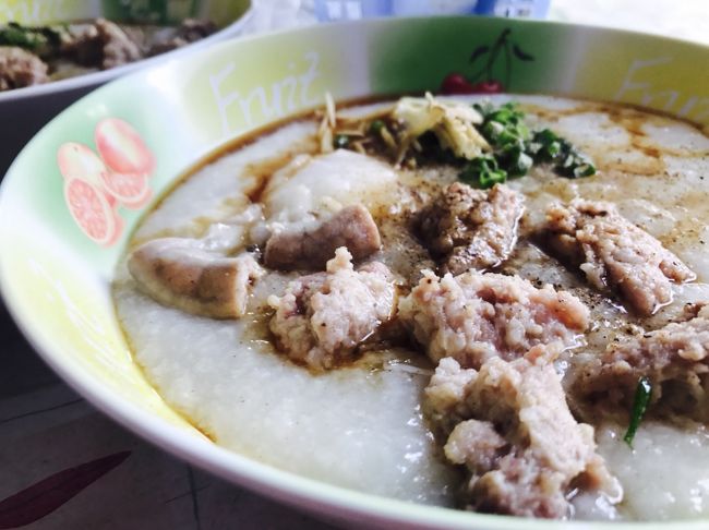 この日の朝食はジョーク(お粥)です。<br /><br />豚ミンチのミートボール(という割に丸くはない)と豚のモツが入っています。