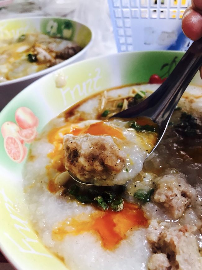 モツは例のごとく娘にあげて、混ぜ混ぜすると、卵がトローリ！<br />少しのナンプラーと胡椒をふっていただきます。<br /><br />トロトロなんだけど、糊のように粘っこくなくて、しっかりしたお味で美味しかったです。<br /><br />ご馳走様でした。