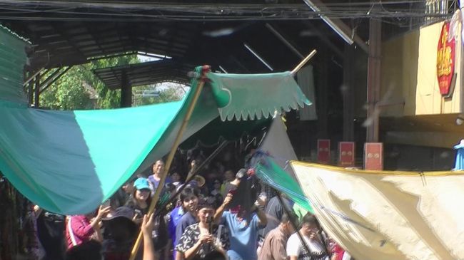 汽車が通過した途端に、テントを広げています！！<br />手早いものですね～