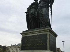 1815年にジュネーブが、スイス連邦に加盟したことを記念して建てられた国家記念碑。
スイスの象徴と、ジュネーブの象徴である二人の女神だそう。