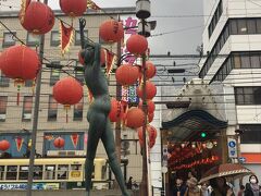 長崎空港に着くと、空港バスで中華街まで行き、
さっそくお昼ごはんです。雨が降ってきました。