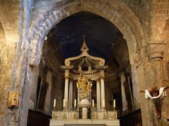 このロマネスクの教会は、フランスの国重要記念物で、絵画もピーテル・パウル・ルーベンスやジャン・オノレ・フラゴナールなど著名な画家のものや、地元グラースのものもあり、大変歴史があります。