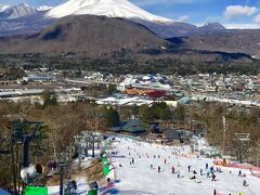 この時期に軽井沢を訪れるのは年１回のアローンスキー。
浅間山から噴煙あがってる。

今年は、雪質がいいですねえ。

な～んて、思いながらリフト待ちしてたら、日本人女性が猛スピードで背後から突っ込んできて、ぶつかる直前に横に逸れて転倒したのです。
私の板に少し接触した程度で済みましたが、肝冷えた(+o+)

あのまま背後から直撃してたら、脊髄やられてかもです。

急に怖くなって、一番遠い空いているゲレンデでずっと滑ってました。