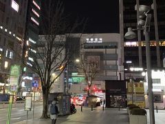 遅い時間なので、黒タクシーを選び「永登浦(ヨンドンポ)駅」を伝えると、何故かアジャジは怒ってアレコレ言ってる。部分的な単語しか分からないので、英語で聞き返すが、全く英語が通じない。どうやら、日本人(イルボン)はあっちのタクシーに乗れとか言ってるようだ。
ミアネ、、、と心細く言うと。
仕方ないな、、、みたいなリアクションで車を出してくれた。

その後は、安全運転で会話こそなかったが、別に嫌な感じもしなかった。
ただ、途中でガソリンスタンドに寄って良いか？みたいなことを聞かれ。
It's OK! ケンチャンスミダ　というと、笑ってた。

そんな雰囲気の中、目的地周辺に着いた。
Fairfield by Marriott と言ったのだが、Times Square Marriott に連れて来られた。
実は両者すぐ近くにあって、こういう事態も想定範囲内だったので、Times Squareで降ろしてもらった。
料金はKRW31080 だったが、KRW40000を気前よく渡したら、ニコニコ顔で去って行ったアジャシでした。