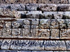 Candi Jagoの側面レリーフ。何かのお話の場面でしょうか？