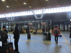 新幹線の改札内にも暖房がきいた待合い室があります。