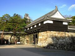 時間をフル活用するため、8時から高知城へ。まだ観光客は来ていないので、ゆっくりと見られます。重文の追手門と天守閣のセットが有名です。