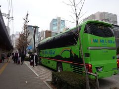 連休初日でしたが、不安定な天気からか大きな渋滞もなく、バスは定刻より20分ほど早く、名古屋駅近くのささしまライブに到着。
名古屋駅までは10分くらい歩きました。