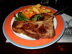 最終日のディナーは肉。
肉は正義だ～
と言う事でTボーンステーキをミディアムレアで。

