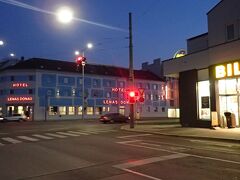 駅から歩いて10分ほどで本日の宿LENAS DONAUに到着。宿の前にBILLA（スーパーマーケット）があったので、晩御飯はここで調達することにした。ホテルの周辺にはマクドナルドもあるが、それ以外の飲食店は見当たらなかった。