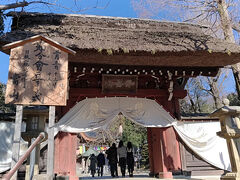 深大寺もお参りします。
どっしりとした山門。