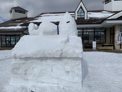 今回は車で名古屋から東海北陸道を北に向かいます。
途中ひるがの高原ＳＡにスヌーピーの雪像が。外国人観光客の撮影スポットになっていました。
耳が崩れかかっていてもわかるフォルム。流石グローバルな人気者。