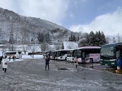 白川郷の駐車場に到着。
平日でも観光バスがわんさか来てます。