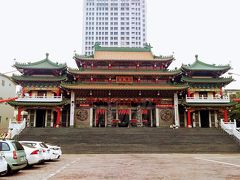 【三鳳宮】
ガイドブックの地図に太字で書いてあったので、ホテルから近そうだし、太字で書いてあるからそこそこ有名なのかなー、ぐらいの程度で行ったのですが、後々調べてみると、300年ほど前に清朝時代の康熙年間により建立されたとされる、台湾最大の三太子廟にして、道教の聖地とも呼ばれている程のとっても有名なお寺だったみたい(;・∀・)
事前情報ほぼゼロだったので「うわー、でかいなー」ぐらいにしか思ってませんでした（笑）