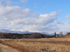 実家近くの那珂川河川敷からみた那須連山。
雪がかかった山並み、枯草の畔道、冬の北関東の景色です。