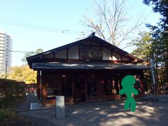 さてさて、こちらは、六花亭北海道神宮店
ここに来たのは、限定のお菓子めあて。

またもや。。。お菓子ですよ。
すいませんね。食べるのが好きなの。

あとで写真をアップするんだから、
人が居ないタイミングで取れば良いのにね。
もう、面倒くさくなってますね、かなり。
仕方ないので、棒人間で消しておきます。