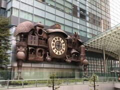 デッキの上を歩いていると、日テレタワーの壁面に巨大なモニュメントが。
宮崎駿デザインの日テレ大時計。
