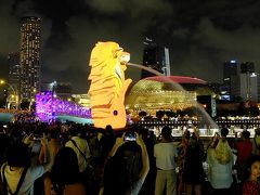 シンガポール川がマリーナ・ベイに注ぐあたりにあるマーライオン公園のマーライオン像は、言わずと知れたシンガポールのシンボル。

マリーナ・ベイ一帯が再開発される前には水も噴き出さない姿で立っていたので、ブリュッセルの小便小僧、コペンハーゲンの人魚姫の像と合わせて世界三大ガッカリの像になっていたんですが、再開発が済んだ後は夜景の名所になって今ではすっかり人気者。
2月9日にはいろんなライトアップがされて、トラの縞柄にもなってました。（笑）