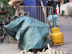 油麻地に戻って朝食を食べてから、MTRで深水ポー站へ。すでに時刻は１０時３０分。TV番組で紹介されていた場所は見つかりましたが「市場の果物屋で陳列棚で眠るネコ」「プロパンガス店の前でのんびりするネコ」は時間が遅かったようでネコ見当たらず。