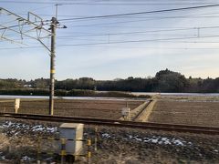 今年最初の海外はオーストラリア！ JGC修行にせっかくなので観光もしっかり付けて行って来ました。('ヮ' )
今回はシドニー直行の夜便なので成田発となります。
ストイックな修行僧ならこの前に沖縄往復をくっつけて、
「FOP荒稼ぎじゃい！ グフフフ！\(°Д° )\」
という効率の良い修行もあるのかもしれませんが、Pottyにはエクストリームすぎるので、大人しくシドニーに直行しまーす。
（でもエクストリームな修行にちょっと憧れるところも……(*´Д｀*) ）
前日、雪が降ったので、飛行機が飛ぶのか、成田まで行けるのかと心配したのですが、当日は晴れて問題ありませんでしたー。成田に向かうNEXの車窓からは、まだ雪が残ってるとこも。