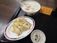 鹹豆漿　30元　おぼろ豆腐のスープ
蛋餅　30元　台湾玉子クレープ
安定のおいしさ　ここでも食器はいちばん　よく見かけるんだけど、人気なのかな？