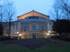 　行く手に祝祭歌劇場が見えてきました。１８７６年ワーグナー自ら音響効果を考えて設計した、世界最高の劇場と言われています。